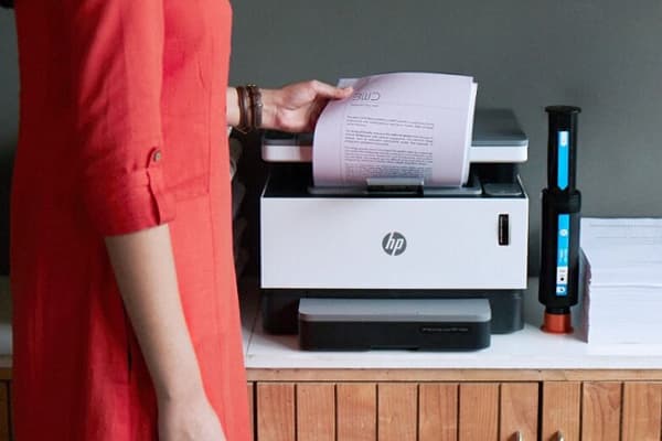kéo giấy bị kẹt ra khỏi máy in